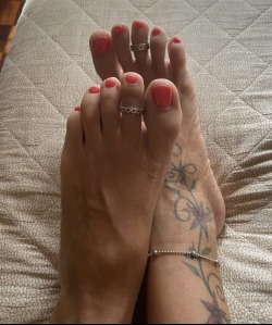 justlookin4u-ti-deactivated2022:cattivaqueen:Perfect feet for a nice morning stroke