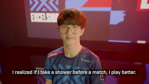 kiyokospeaks: retiredmahoushoujo: new meta for gamers: taking a shower  This is the face of someone performing a public service by tricking guys into actually having good hygiene 