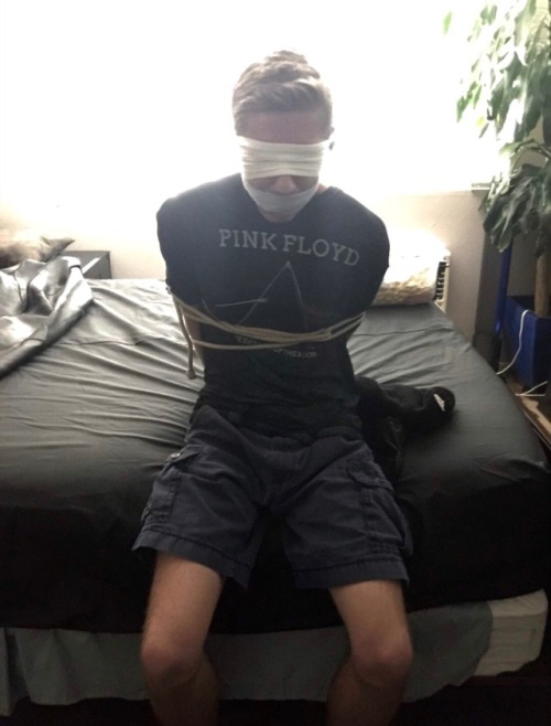 klucivnesnazich:Chair tied slave boy