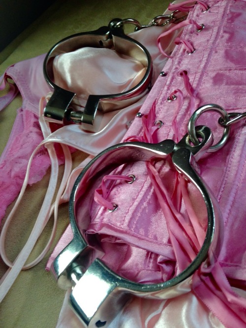 merrylander:  Last night, we had a long conversation about Locktober, and we’re both thinking we’ll be able to put up a good effort.  We’ll see how it goes, but we arrived at a few trade-offs in the process; more corsets and colours, in exchange
