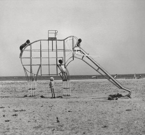 Elephant slide. Girona, 1975. Francesc Català-Roca.