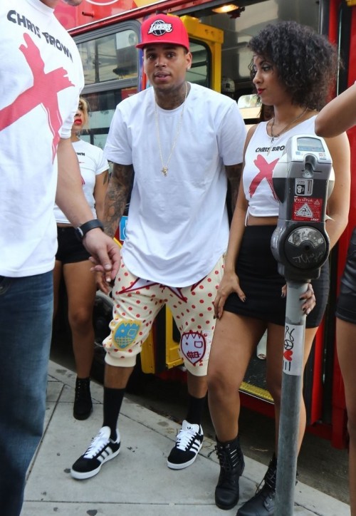 lovingcbreezy:Chris,Karrueche,friends and fans spent their afternoon on a scavenger hunt to promote 