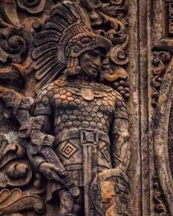 cazadordementes:    Un guerrero águila tallado en la fachada de Palacio Nacional.