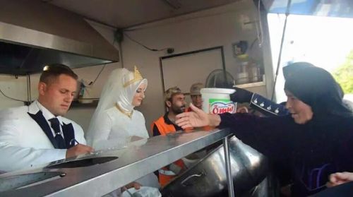 goodstuffhappenedtoday: Meet the Turkish couple who spent their wedding day feeding 4,000 Syrian ref