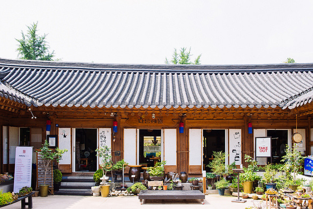 yukku-ri:  Tea House by stuckinseoul on Flickr.