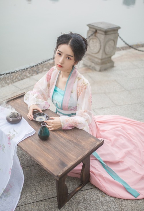 ziseviolet: “江南烟雨雾青色。”   Traditional Chinese Hanfu photography via 夏弃疾_. Hanfu from 彩云间 and 云舒院. She is wearing parallel-collar Ruqun/襦裙 paired with Daxiushan/大袖衫 (large-sleeve robe). 