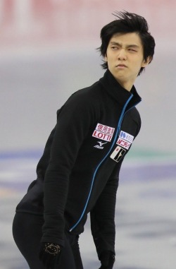 yuzu-ice:Yuzu’s reaction when hearing the announcer saying Yuzuru Hanyu from China