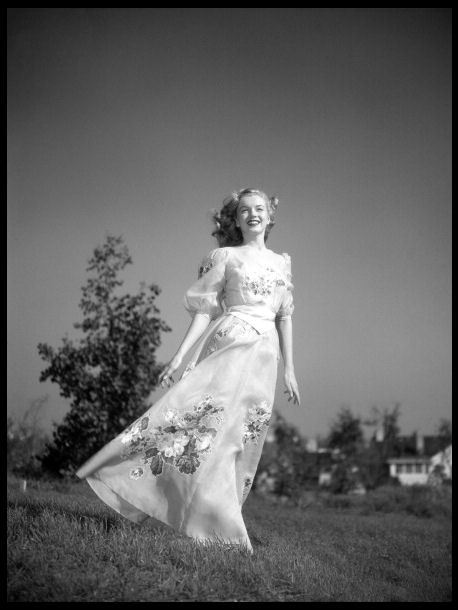 vintageeveryday:  Beautiful Black and White photographs of Marilyn Monroe in 1947.