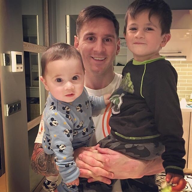 fcbarcelonaedits:  Antonela: “Feliz dia Papi.❤️Te amamos mucho mucho!!! @leomessi”