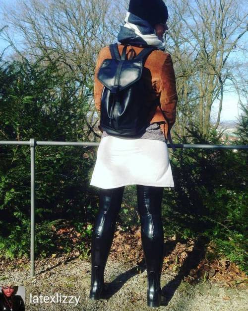 Credit to @latexlizzy : Unterwegs in #hamburg #latexfashion #outdoor #latexleggings #leatherjacket #