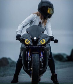 motorcycles-and-more:   Biker girl on Yamaha