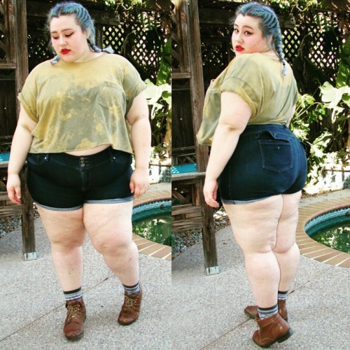 strangeasanjles:mulsmulsss:Up next: Should fat girls wear shorts and crop tops??? More of me totally