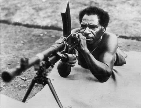 @cobravaifumarA native Papuan civilian receives militia training by Australian forces with the use o