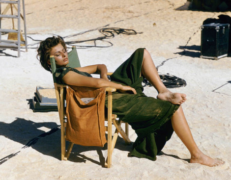 Sophia Loren relaxes on the Libyan set of the desert adventure film &lsquo;Legend of the Lost&am