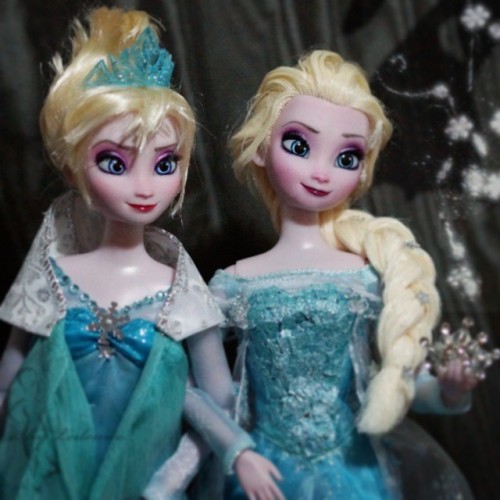 Evil Elsa and good Elsa playing togetherBoth dolls are handpainted OOAK dolls in handsewn outfits.