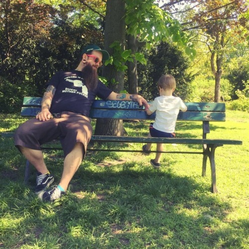 Camera shy on dads favorite berlin bench. #waylonsworld #berlin (at Berlin-Heinersdorf, Berlin, Germ