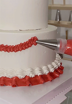 izsbutterfairy on ig #food#cake decorating#stim#sensory#satisfying#mypost#mygifs#red#white#piping#cake