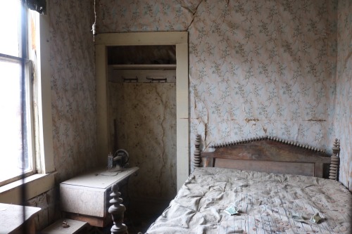 nuhstalgicsoul:Just your typical creepy mountain ghost town Bodie, California