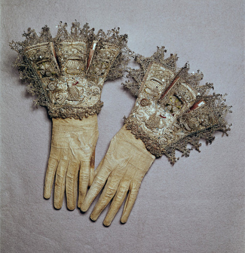 theleoisallinthemind:pair of gloves, England, circa 1603-1625