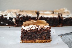 sweetoothgirl:  Ultimate S’mores Brownie