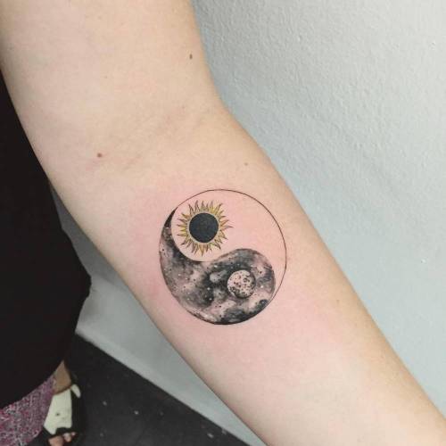 pequenostatuajes:  Tatuaje de un Yin Yang de tipo sol-luna situado en el interior del antebrazo izquierdo. Artista tatuador: Hongdam