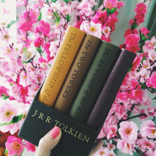 throne-of-pages:Loving these mini leather-bound editions of LOTR! ❤️Have a great weekend ahead every
