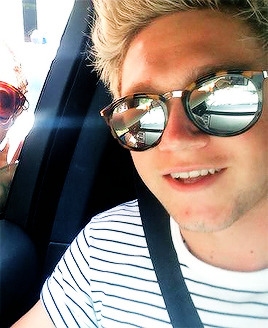 lilcraiic:  Niall with fans in Miami - 8/12 