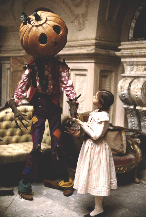 spookyloop:  nock-nock-nock:  Return to Oz （1985 Film）  This film creeped me out so much as a kid. I remember being absolutely terrified and having nightmares about princess Mombi changing her head.