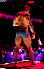 stoppfeenin:  Who wouldn’t want to watch him shake that ass… 