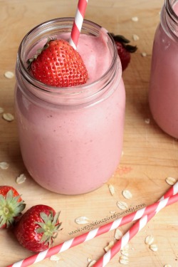 veganfoody:  Healthy Strawberry Shortcake Smoothie Thick and sweet like a milkshake, but dairy free, sugar free and guilt free!!
