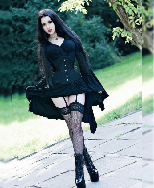 gothicandamazing:    Model: @contesacneajnaWelcome to Gothic and Amazing| www.gothicandamazing.com  