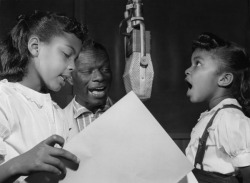 Twixnmix:    Nat King Cole With His Daughters Carole And Natalie During A Capitol