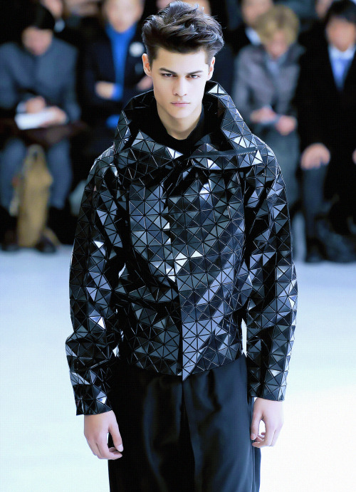 modedetrepas:Issey Miyake Fall 2012