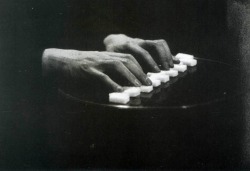 zzzze:  Man Ray, Les Mains d'Antonin Artud,1922