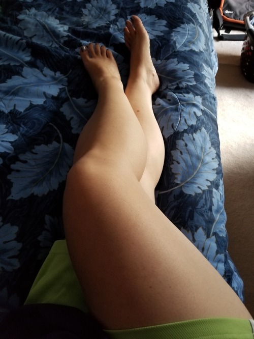 toodamnshort: Bejng lazy. Watching Supernatural You have sexy legs perfect