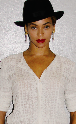 life-of-beyonce:   outfits and their matching close ups. 