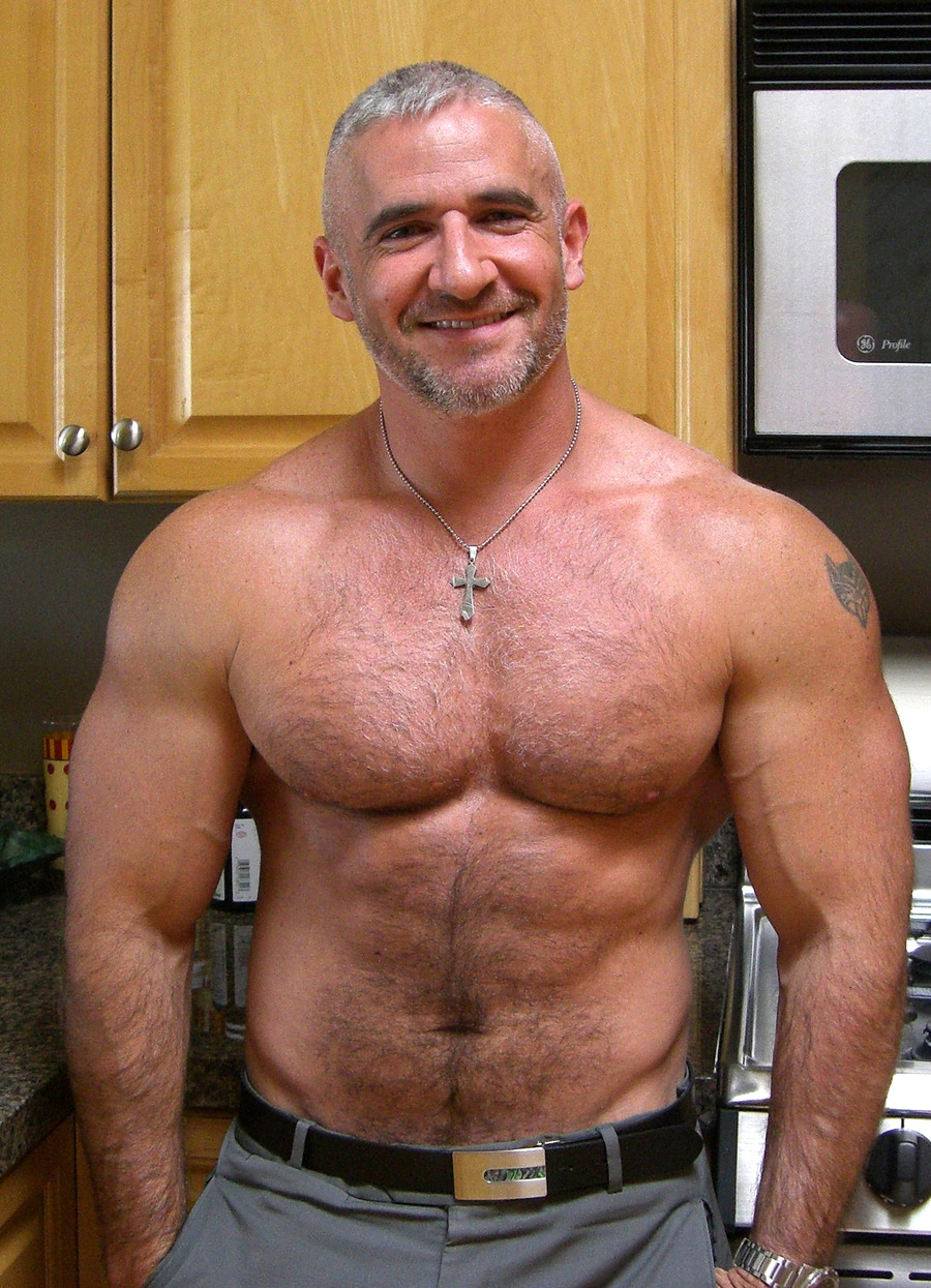 Mature hairy muscle daddy