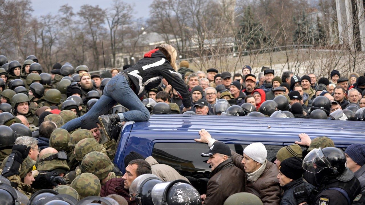 LIBERADO POR EL PUEBLO. El expresidente georgiano y exgobernador de la región ucraniana de Odesa, Mijeil Saakashvili, fue detenido sobre el techo del edificio que habita en Kiev, desde donde amenazó con lanzarse al vacío, luego de que los servicios...