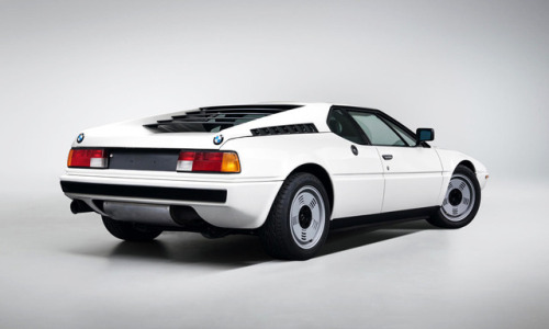 powerful-art:coolmaterial.com/rides/1980-bmw-m1/
