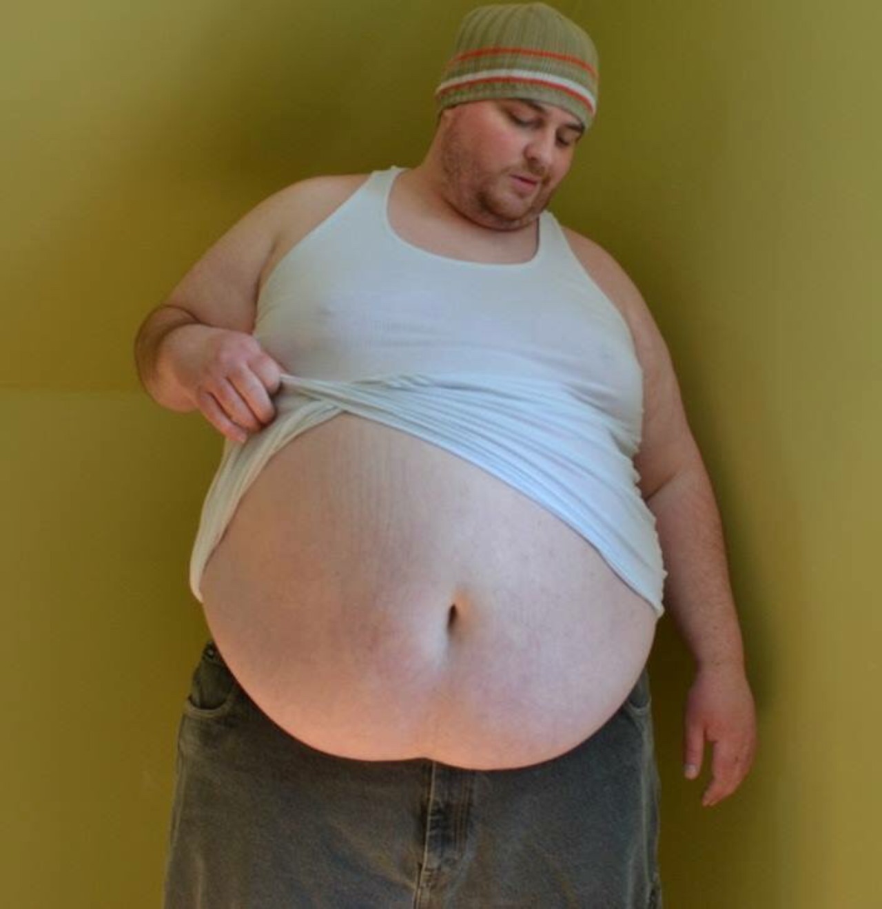 hugesexyooweegooweemen:  Mmm, time for tickles chuckles. Ooo ya, nut that bellybutton