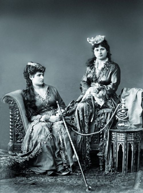 les-sources-du-nil:  Abdullah frères (active: 1870-1890’s) Femmes fumant et buvant le c