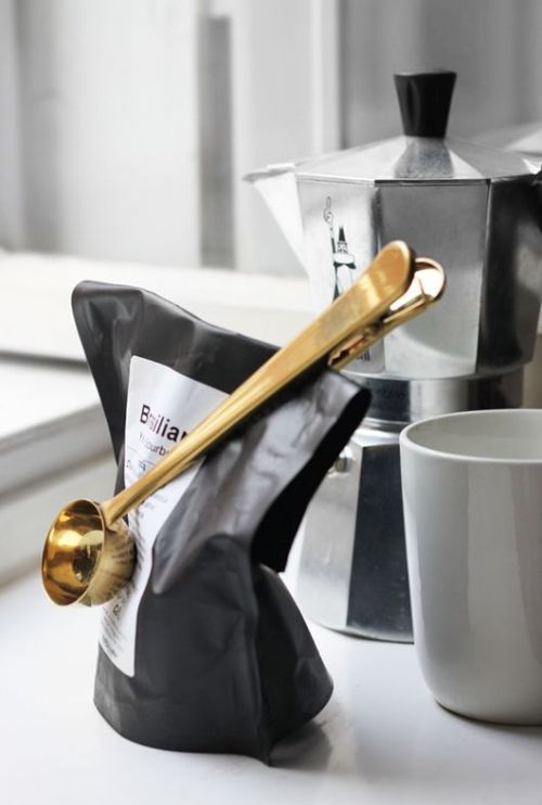 Combination measuring spoon and bag clipmore cool gadgets at:Ausgefallene Geschenke