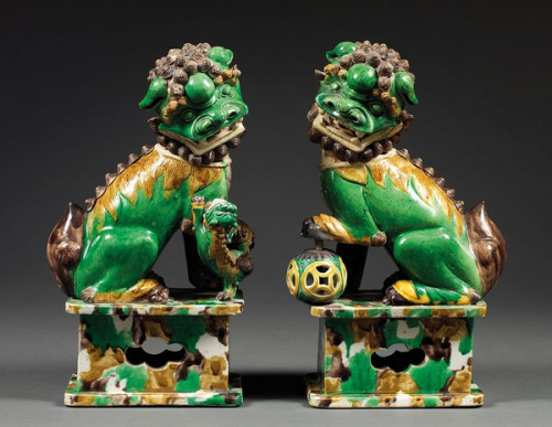 pwlanier:Pair of biscuit statues and three-color lead glazes, called sancai, China, Qing dynasty, Kangxi period (1662-1722). Representing a couple of Buddhist lions, the female placing the paw on her young, the male, on a bullet.Courtesy Alain Truong