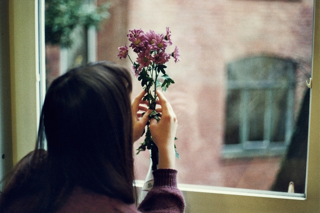 harrybr0ther:  goodbye flowers, goodbye home by .orphin on Flickr. 