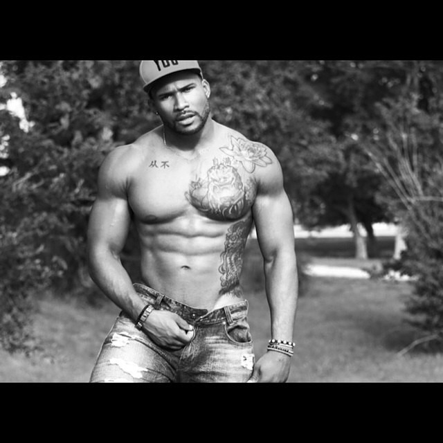 allongst:  phreakquency:  thickchocolatecity:  So Sexy! 