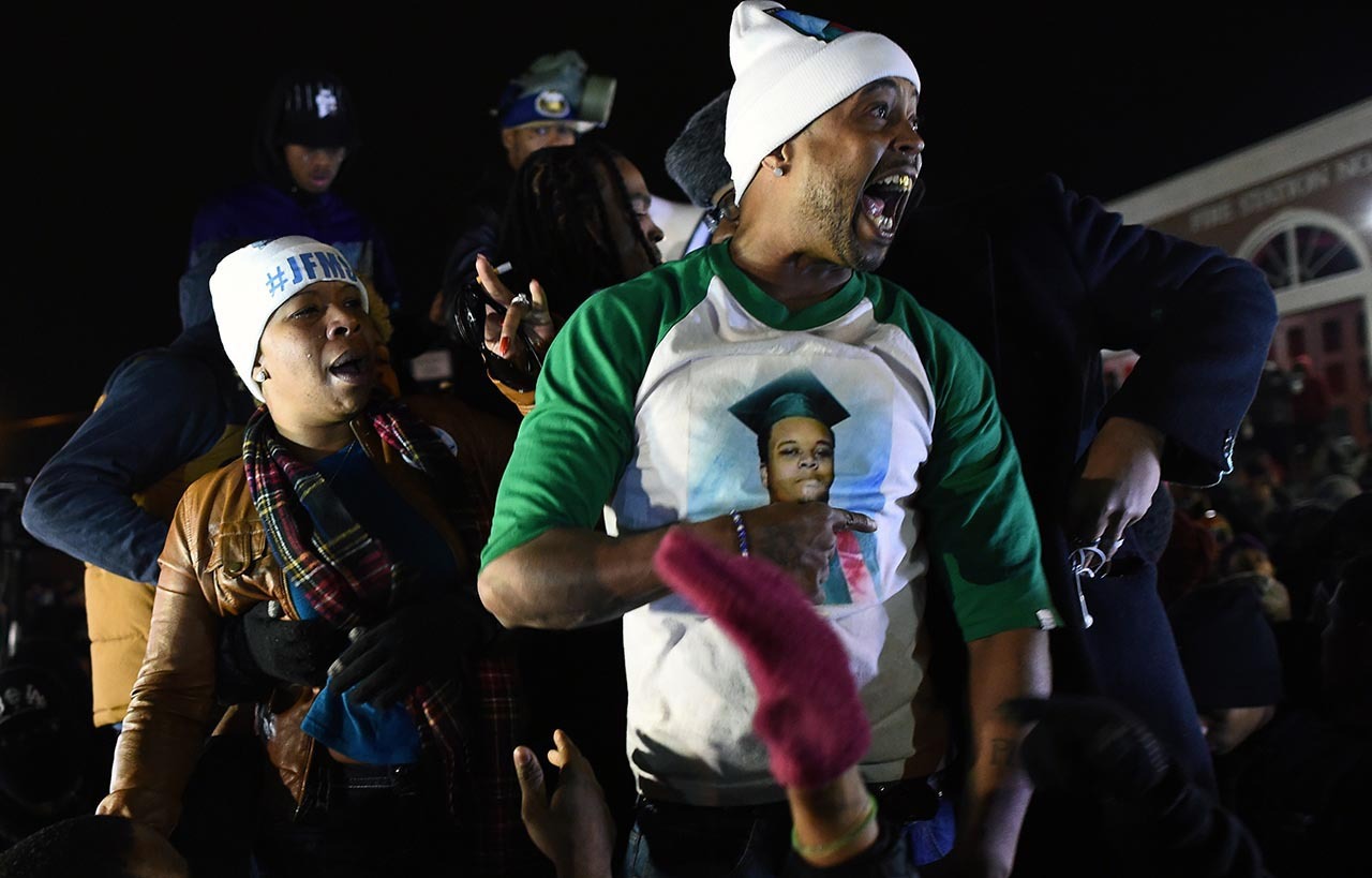 Graves disturbios en EEUU tras quedar libre de cargos el policía que mató a Michael Brown. (AFP)