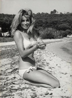 historium:Catherine Deneuve on the beach