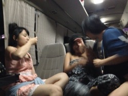 kim-sexphanie: Sayanee’s Google+ update    バスの中で訳のわからん 妄想動画を撮ってる ケイラ、愛梨、美瑠（笑）  皆も巻き込み出して バスの中めっちゃうるさい（笑） 