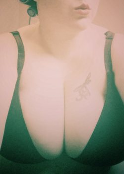 rain-corn-whiskey:  Amazing anonymous submission! Boobs for days!!!  *N*