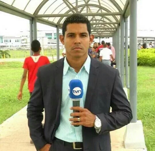 militarycops:  Un rico y sexy reportero de TVN, rica vergota de chocolate, una rica